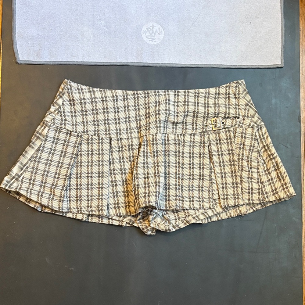 Madden Girl Beige Plaid Skorts